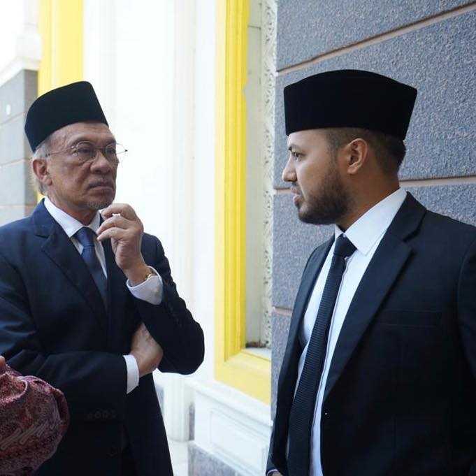 farhash Anwar Anwar Ibrahim dan bekas setiausaha politiknya Farhash Wafa Salvador dinamakan oleh Yusoff Rawther sebagai individu yang bertanggungjawab memerangkapnya dengan pertuduhan dadah dan senjata api.