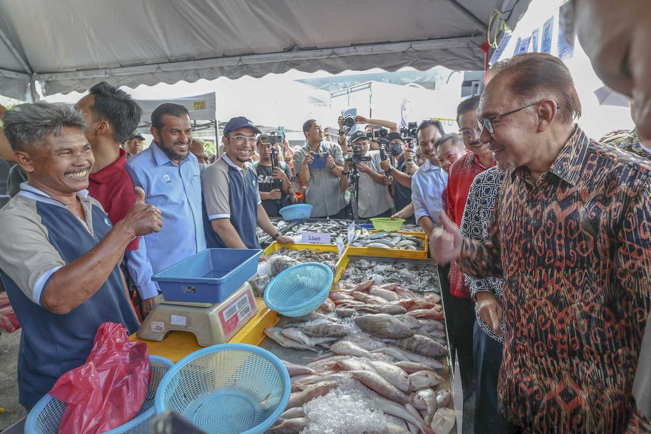 Reduce role of middlemen to control prices, says Anwar | MalaysiaNow