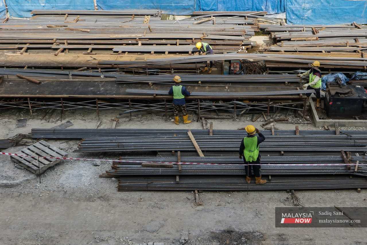 Probe launched into migrant workers left jobless, without passports ...