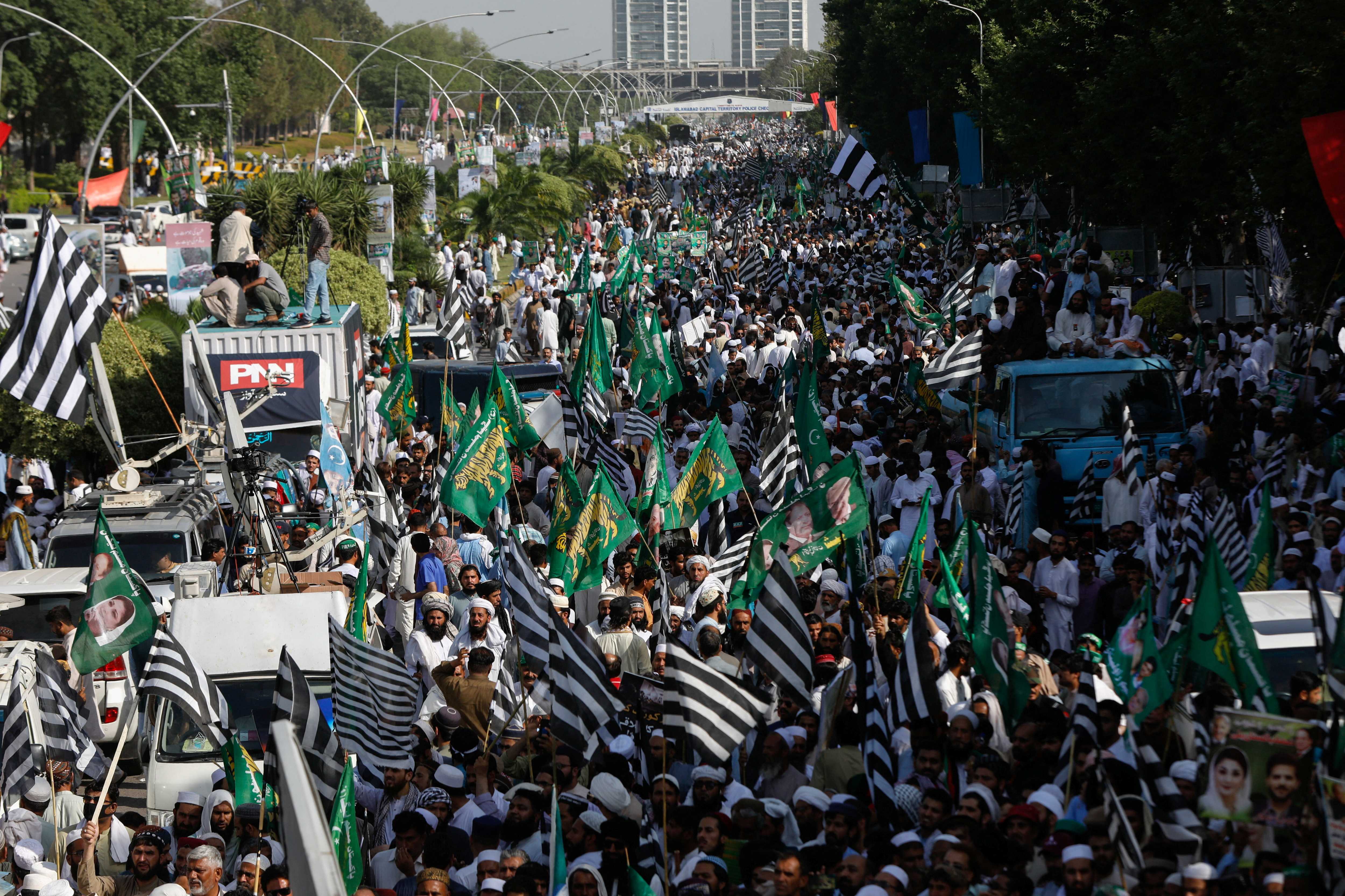 Pakistan authorities warn ex-PM Khan to hand over riot suspects ...