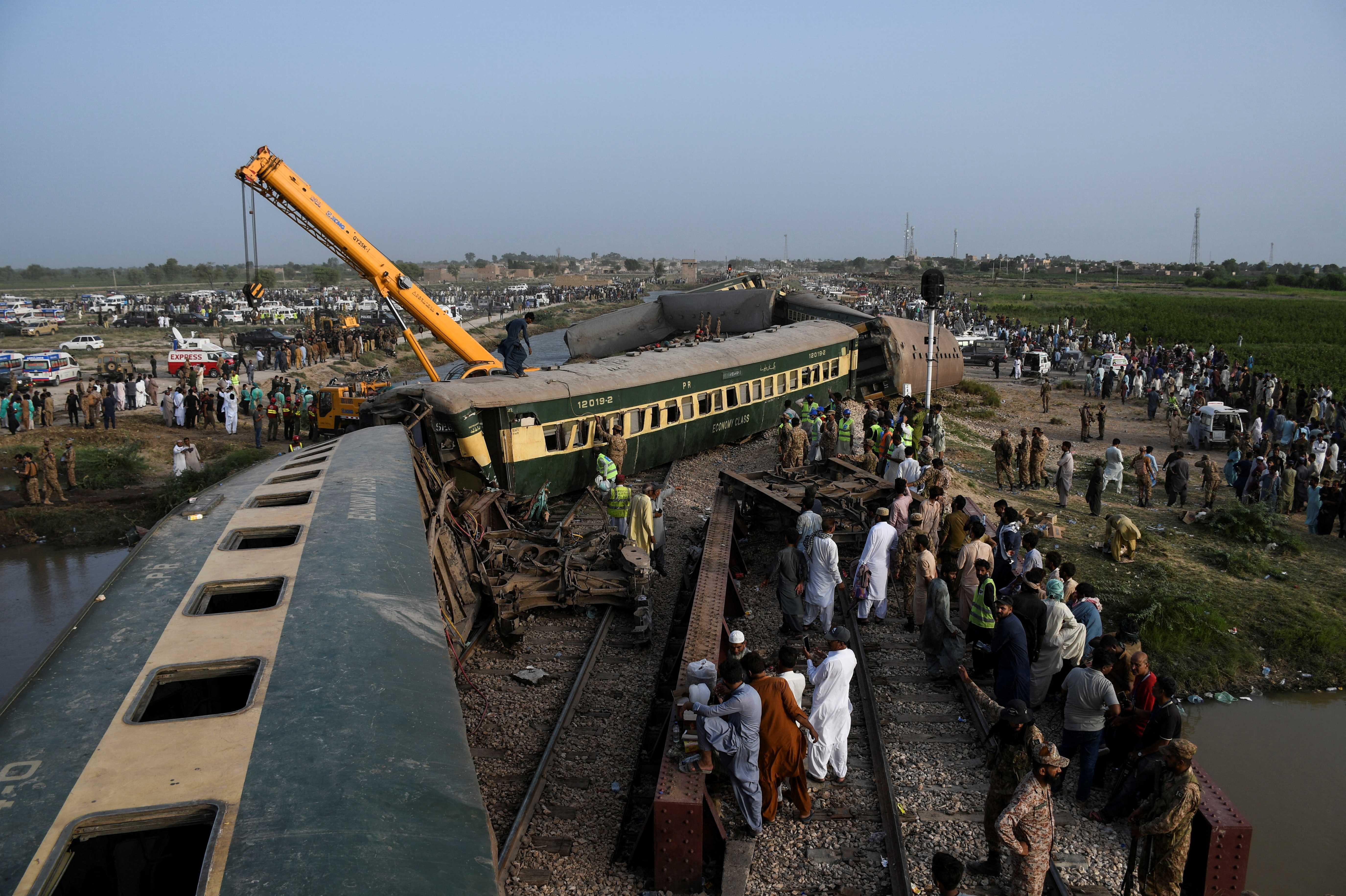 30 maut, lebih 100 cedera selepas kereta api tergelincir di Pakistan ...