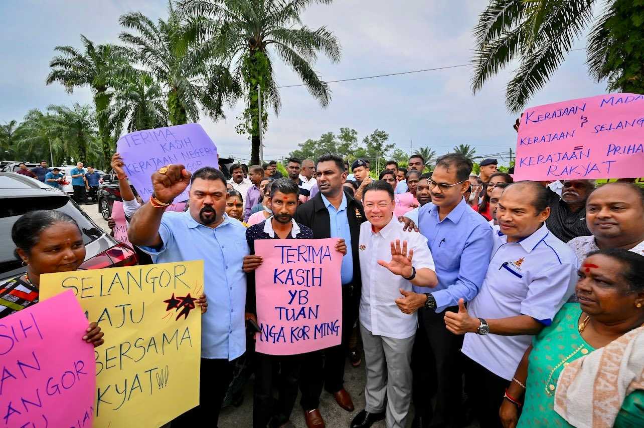 Housing and Local Government Minister Nga Kor Ming with residents after announcing the construction of more than 200 units of low-cost houses for former plantation workers in Bestari Jaya, May 6, 2024. Photo: KPKT