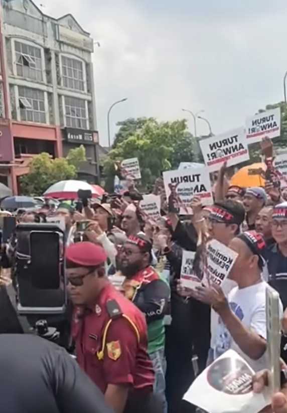 A flashmob in Shah Alam on July 6 to promote the Turun Anwar rally.
