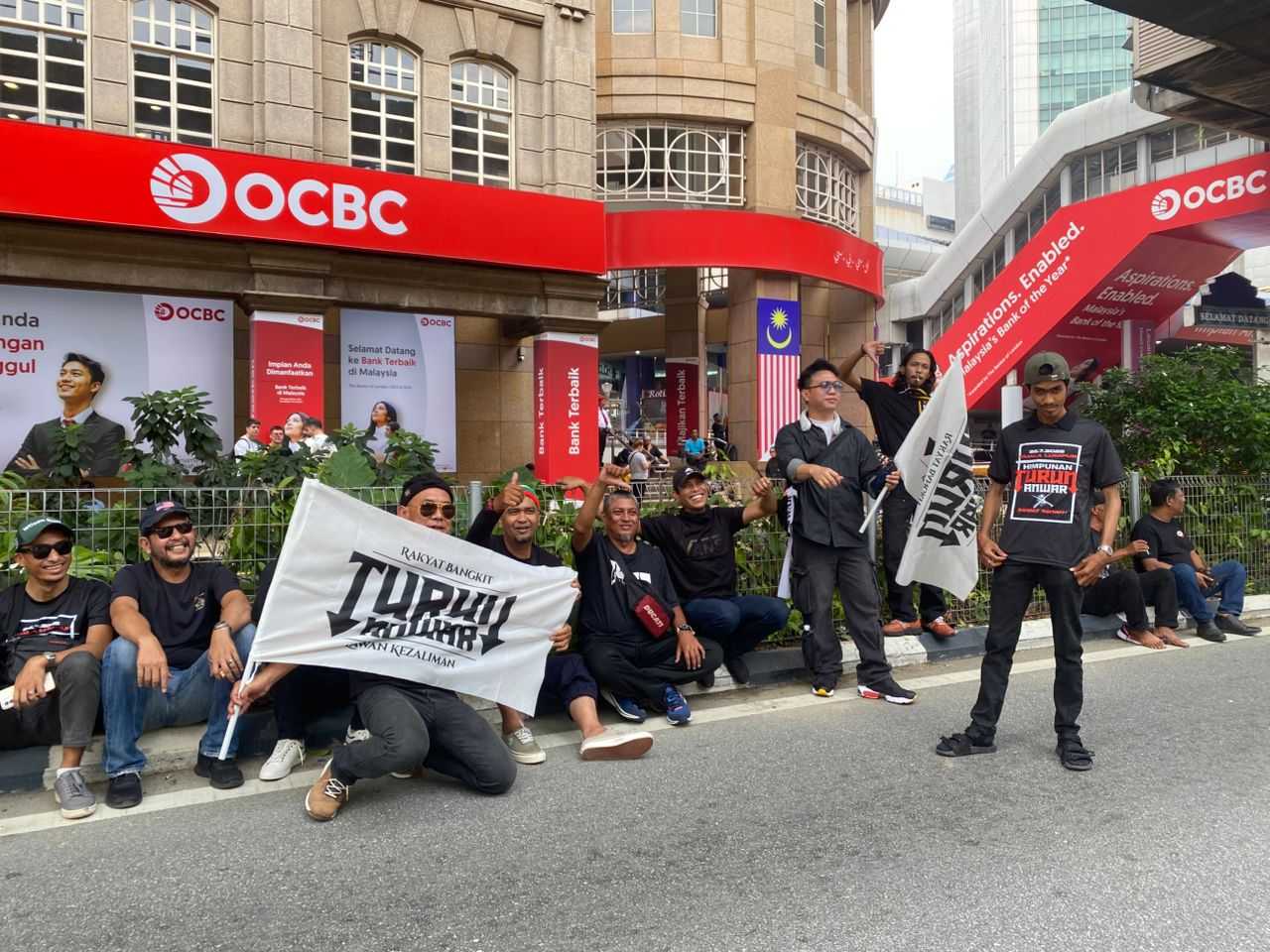 TurunAnwar_260725_Umno_original Sebahagian peserta Himpunan Turun Anwar pada 26 Julai yang menyifatkan diri mereka ahli 'Umno original'.