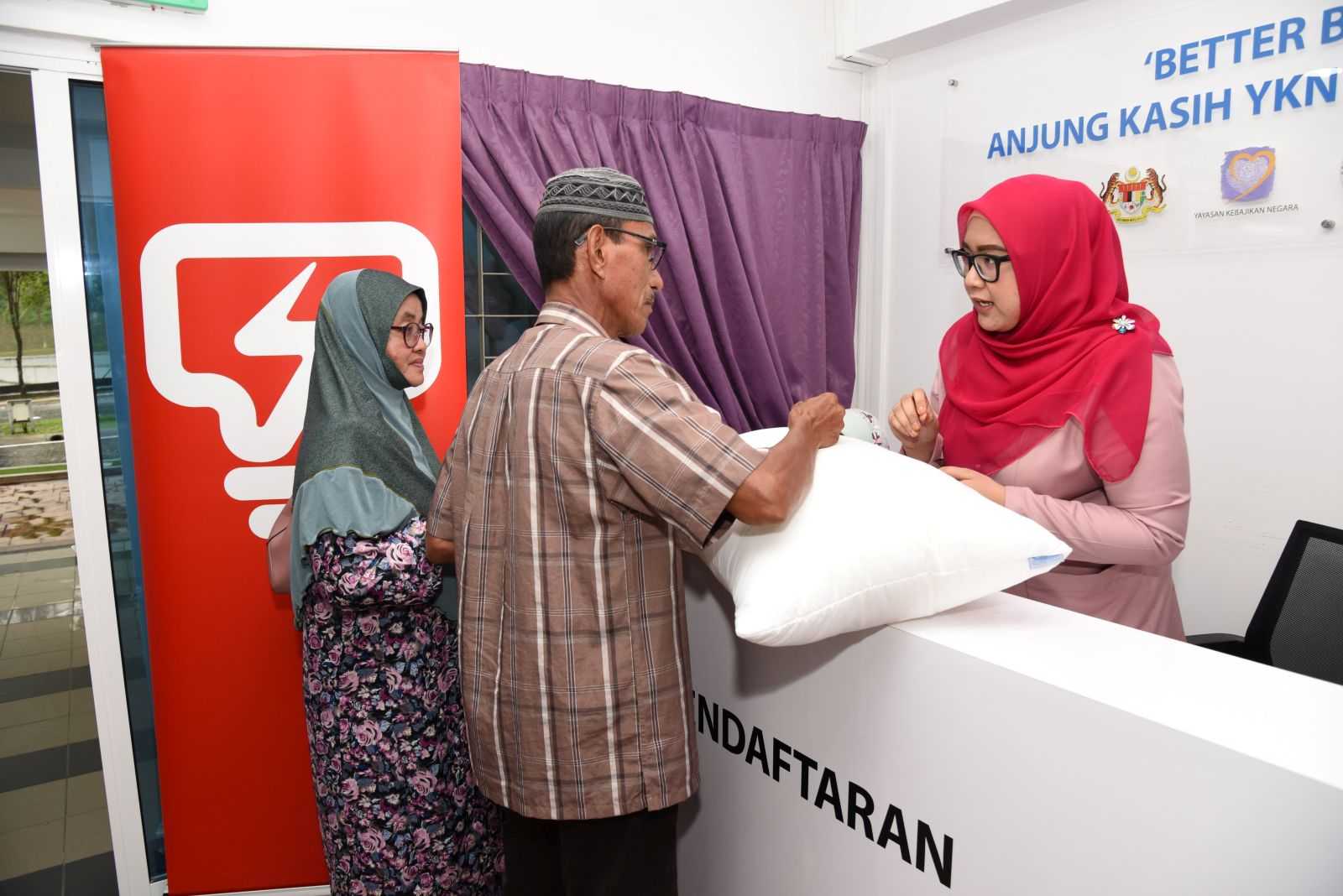 TNB memperkasa komuniti melalui inisiatif lestari, termasuk pelaburan RM2.17 juta bagi projek panel solar di bumbung dan lampu jalan berkuasa solar di tapak berimpak tinggi seperti hospital Anjung Kasih, rumah ibadat, kampung pulau, sekolah luar bandar dan hab pendidikan. Sejak 2018, TNB telah menaja tiga projek Better Brighter Anjung Kasih bersama Yayasan Kebajikan Negara di Hospital Serdang, Hospital Raja Perempuan Zainab II, Kota Bharu dan Hospital Melaka dengan menyediakan penginapan sementara untuk keluarga pesakit yang kurang berkemampuan.