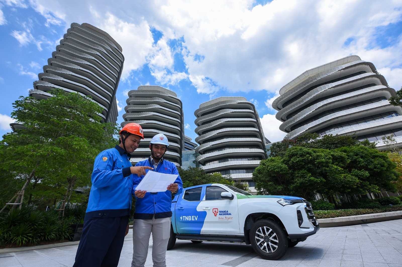 Dalam mengumumkan prestasi separuh pertama 2025 (1H 2025), Tenaga Nasional Berhad (TNB) menegaskan komitmennya terhadap pembangunan negara, memperkasa komuniti serta memberikan pulangan kepada pemegang saham, dengan mengumumkan dividen berjumlah RM1.5 bilion. Kebolehpercayaan kekal menjadi teras kepada misi ini, dengan pelaburan sebanyak RM5.2 bilion dalam projek yang menyokong pertumbuhan permintaan, kestabilan elektrik dan peralihan kepada tenaga lebih bersih.