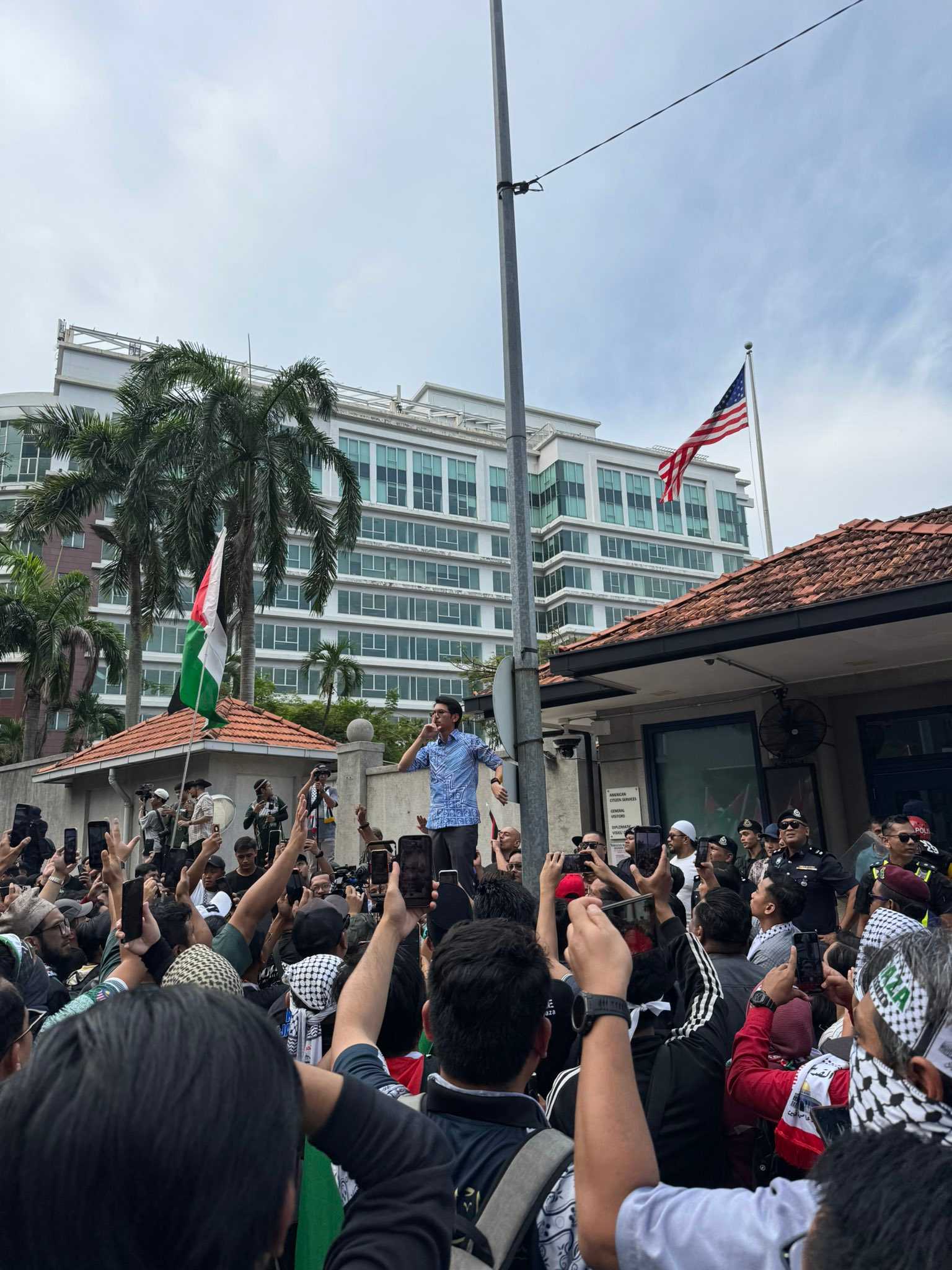 protest_US-embassy_021025