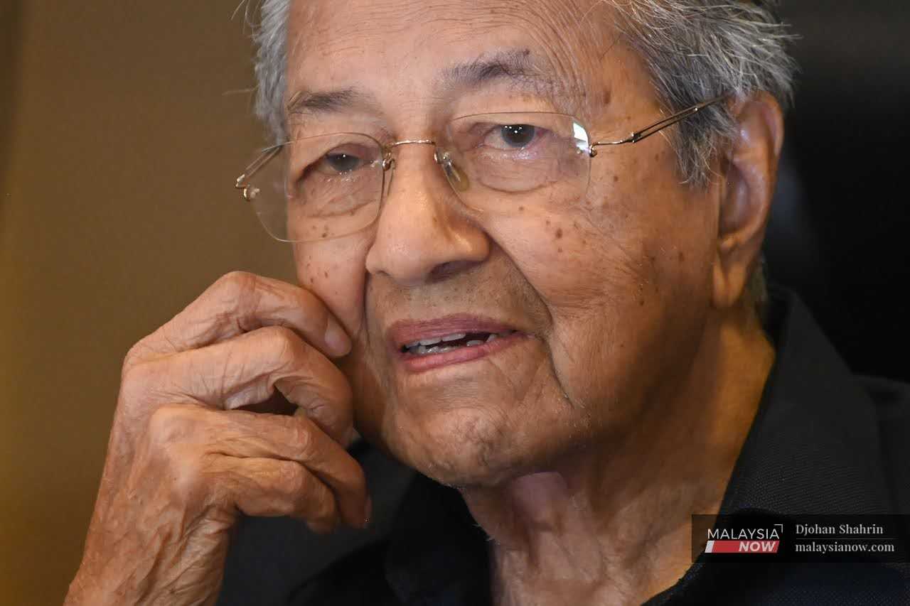 'FI-FA-Fo-FAM, who is that powerful person?' Mahathir fuels debate as government faces outrage over citizenship scandal