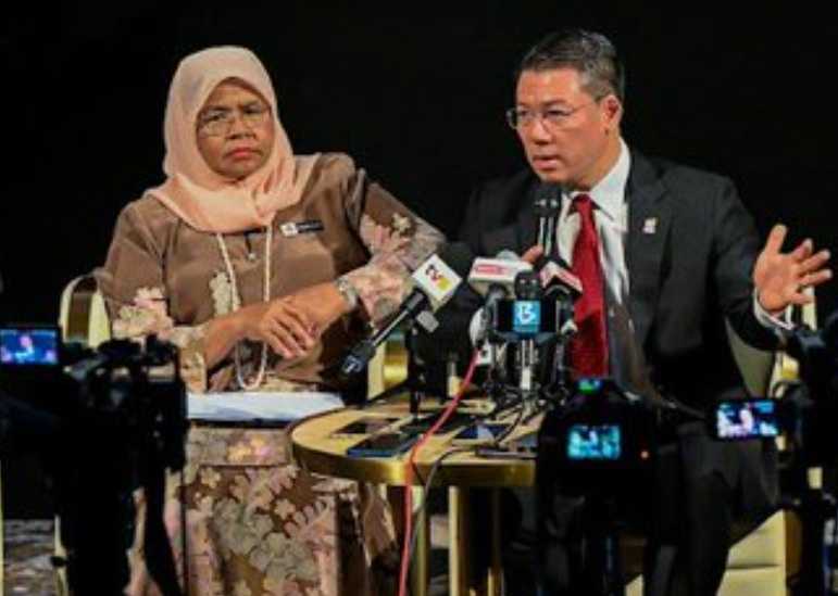 Nga Kor Ming ketika sidang akhbar pada 29 Oktober, di mana beliau mengugut seorang wartawan sambil diperhatikan Datuk Bandar Kuala Lumpur, Maimunah Mohd Sharif, yang dilihat tidak menegur perbuatan menteri itu.