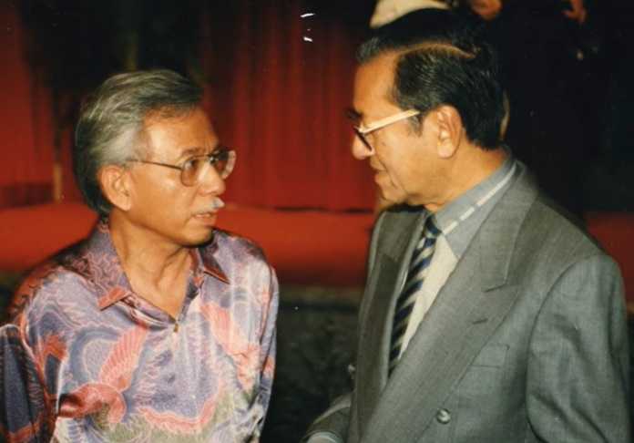 Dr Mahathir Mohamad membawa masuk Daim Zainuddin ke dalam pentadbirannya, ketika arwah merupakan satu-satunya tokoh perniagaan Melayu pada 1980an.