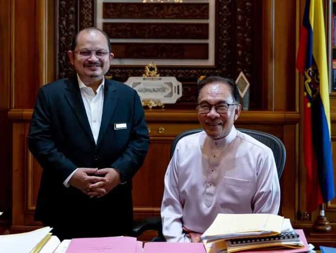Shamsul Iskandar Md Akin bersama bosnya Anwar Ibrahim.