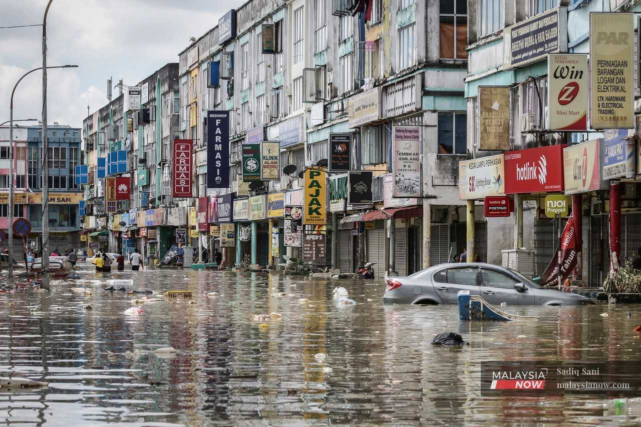 Keadaan banjir di Taman Sri Muda, Shah Alam, ketika kawasan itu paling teruk mengalami kemusnahan akibat banjir besar Selangor pada 2021.