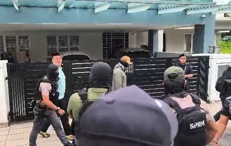 Albert Tei dibawa keluar dari rumahnya oleh sepasukan pegawai SPRM yang bersenjata dan bertopeng pada 28 November 2025.