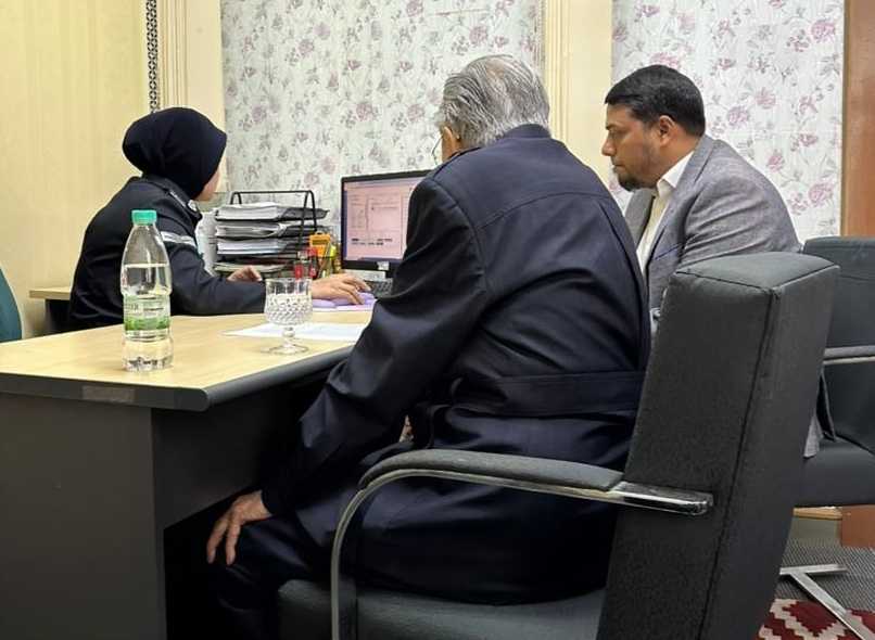 Dr Mahathir Mohamad di ibu pejabat polis Putrajaya ditemani peguamnya Rafique Rashid, 2 Disember 2025.