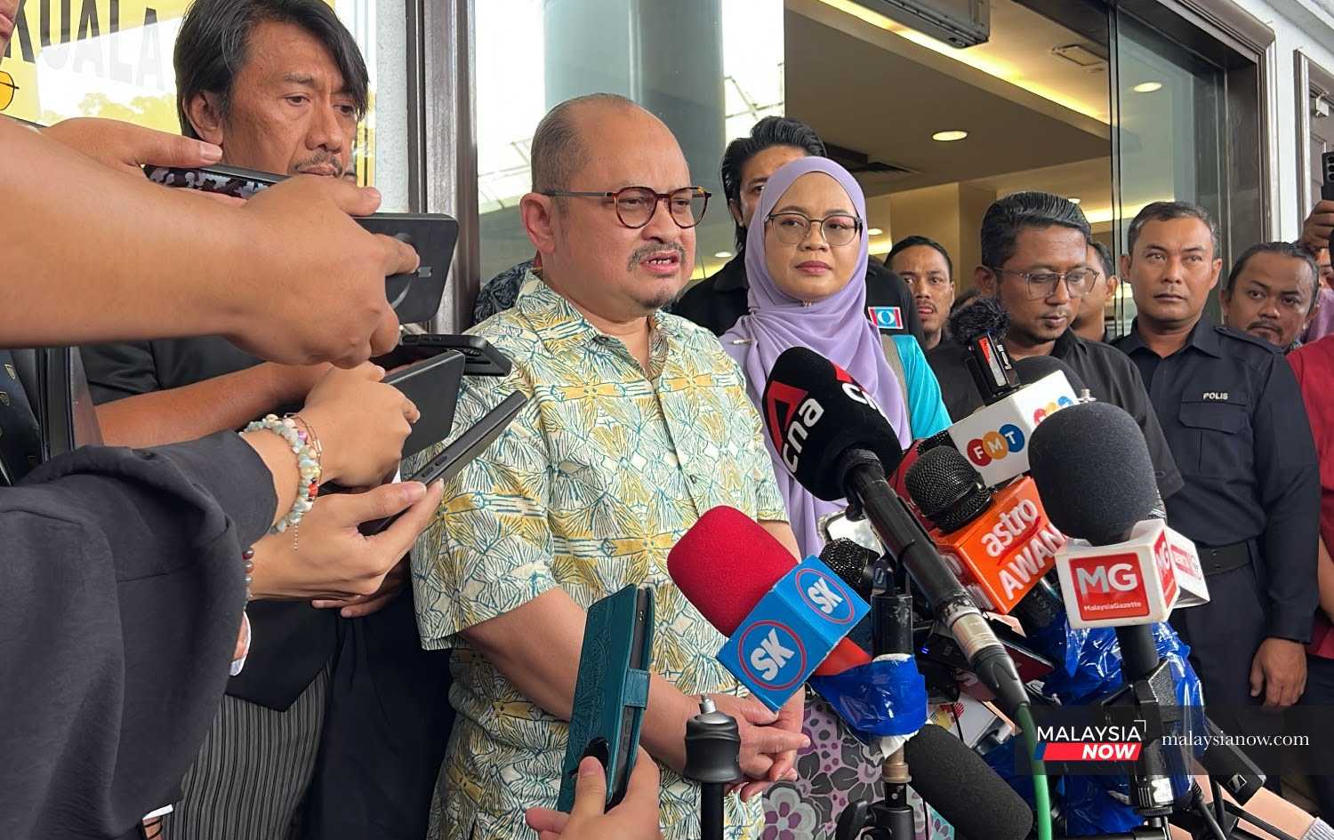 Shamsul Iskandar Mohd Akin, yang meletak jawatan sebagai setiausaha politik Anwar Ibrahim pada hari sama Albert Tei mendedahkan skandal rasuah melibatkan Pejabat Perdana Menteri, bercakap kepada media selepas dihadapkan empat pertuduhan rasuah di Mahkamah Tinggi Kuala Lumpur.