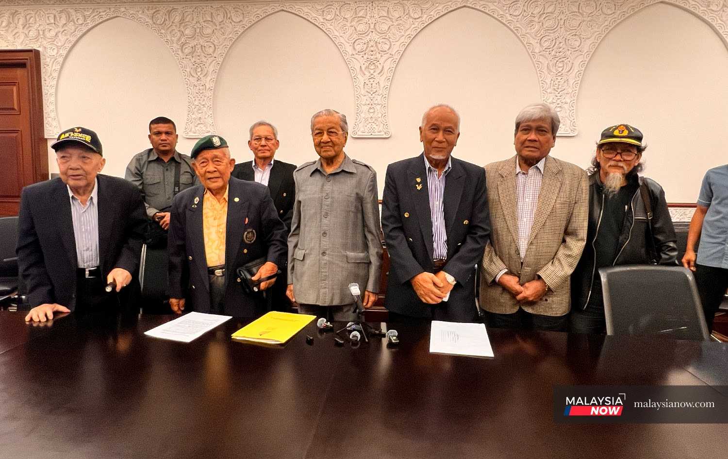 Ex-army chief joins opposition to Anwar's trade deal with Trump, vets to meet rulers