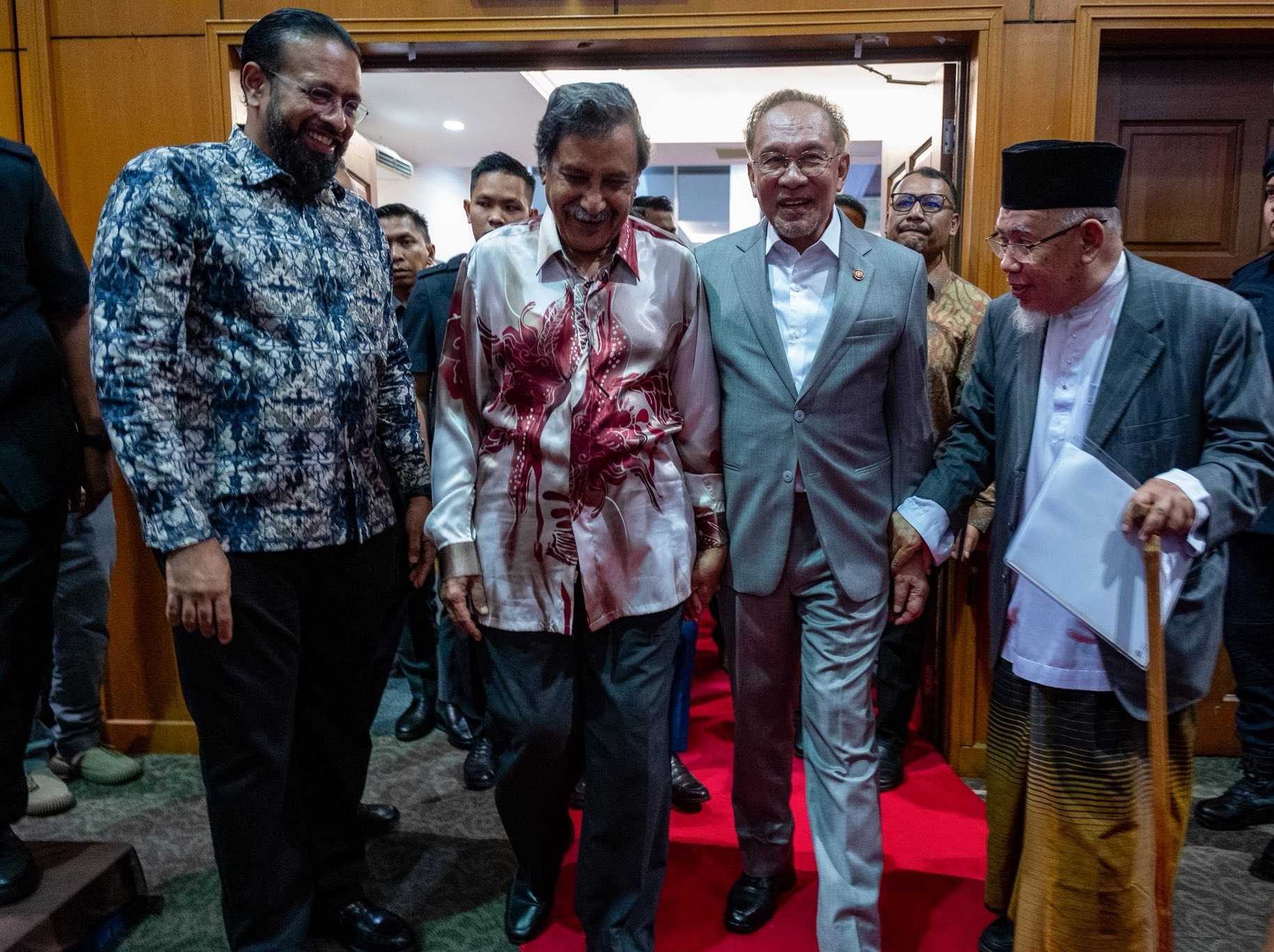 Anwar Ibrahim disambut oleh Mohideen Abdul Kader (dua dari kiri) di sebuah forum memperingati tokoh aktivis SM Idris, yang juga merupakan datuk kepada Yusoff Rawther.