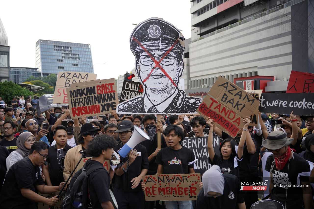 ProtestAzamBaki2_150226_Mnow