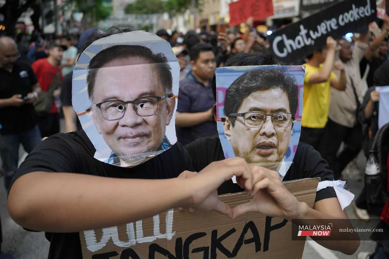 'Anwar liar!' reverberates in KL as thousands demand arrest of MACC boss over shares and mafia twin scandal