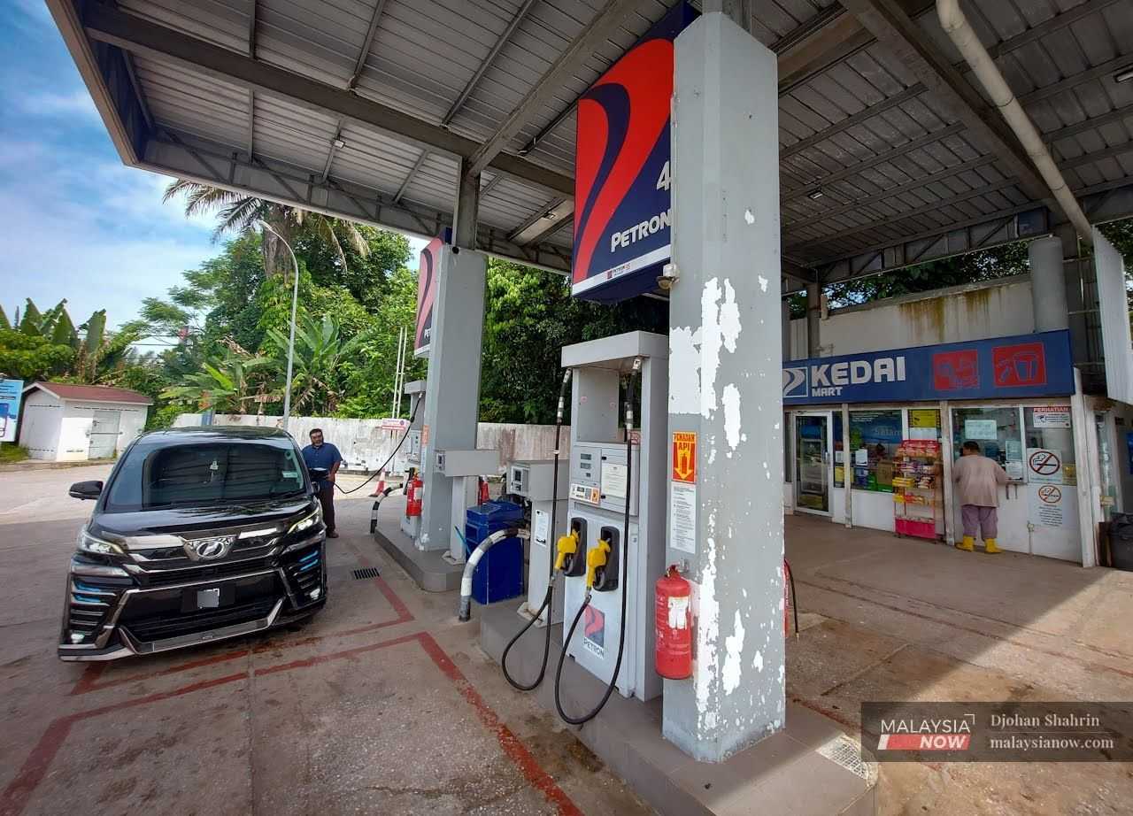 Petrol_fuel_station_Mnow