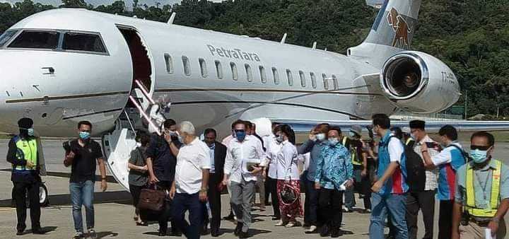 Anwar Ibrahim disembarking from a jet linked to Vinod Sekhar during the 2020 Sabah state election campaign. Photo: Facebook
