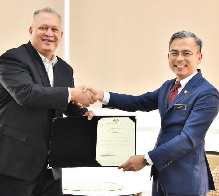 MCMC chairman Salim Fateh Din with Communications Minister Fahmi Fadzil.