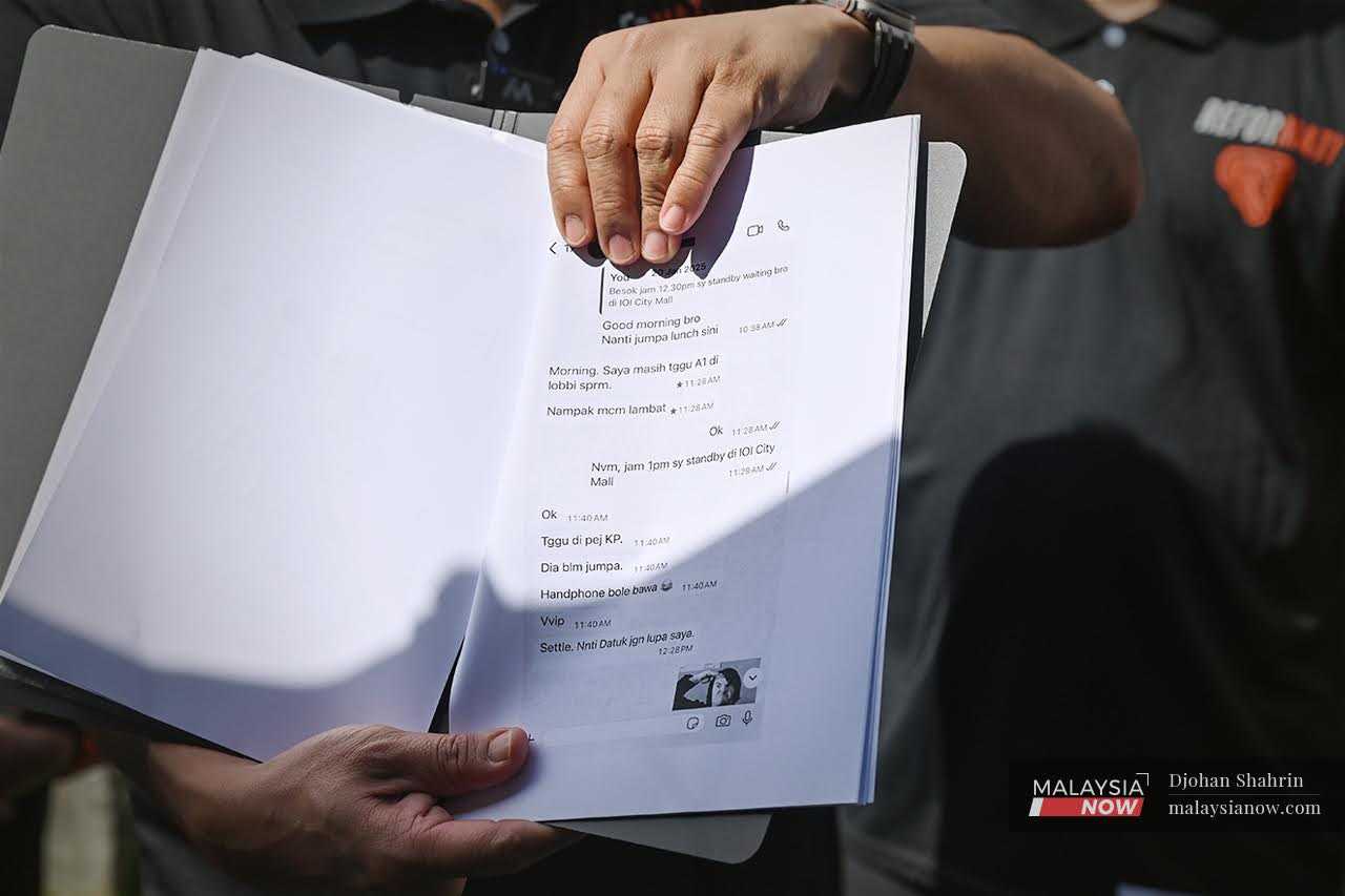 Albert Tei menunjukkan salinan pesanan teks yang menurutnya adalah antara dokumen yang menyokong dakwaan terbarunya terhadap bekas ketua SPRM Azam Baki.