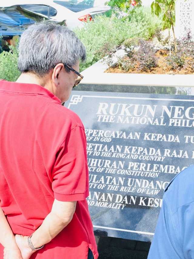Sultan Sharafuddin Idris Shah at the Rukun Negara Monument Plaque in Shah Alam.