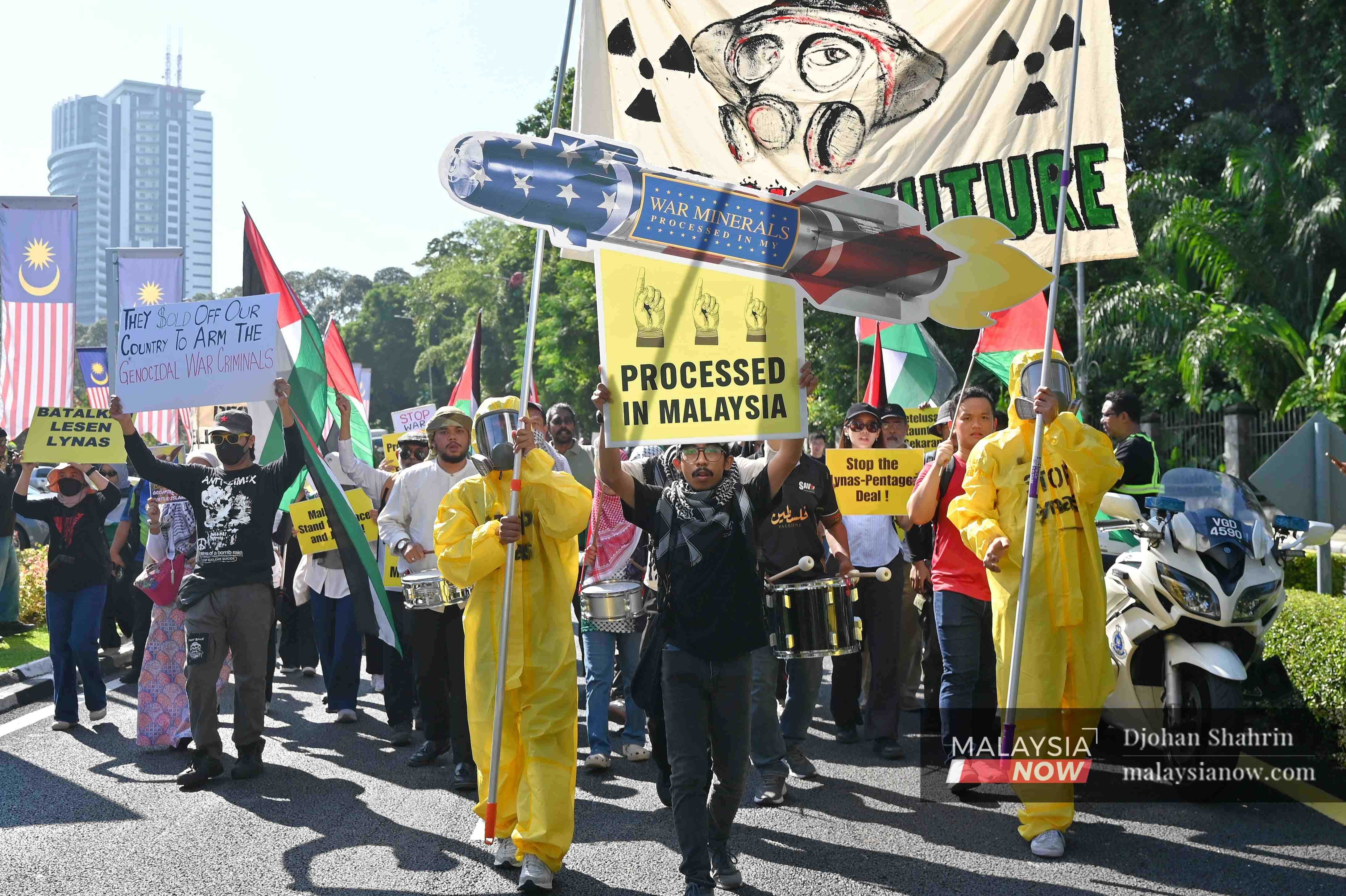 Lynas_Pentagon_protest2_Mnow_060726