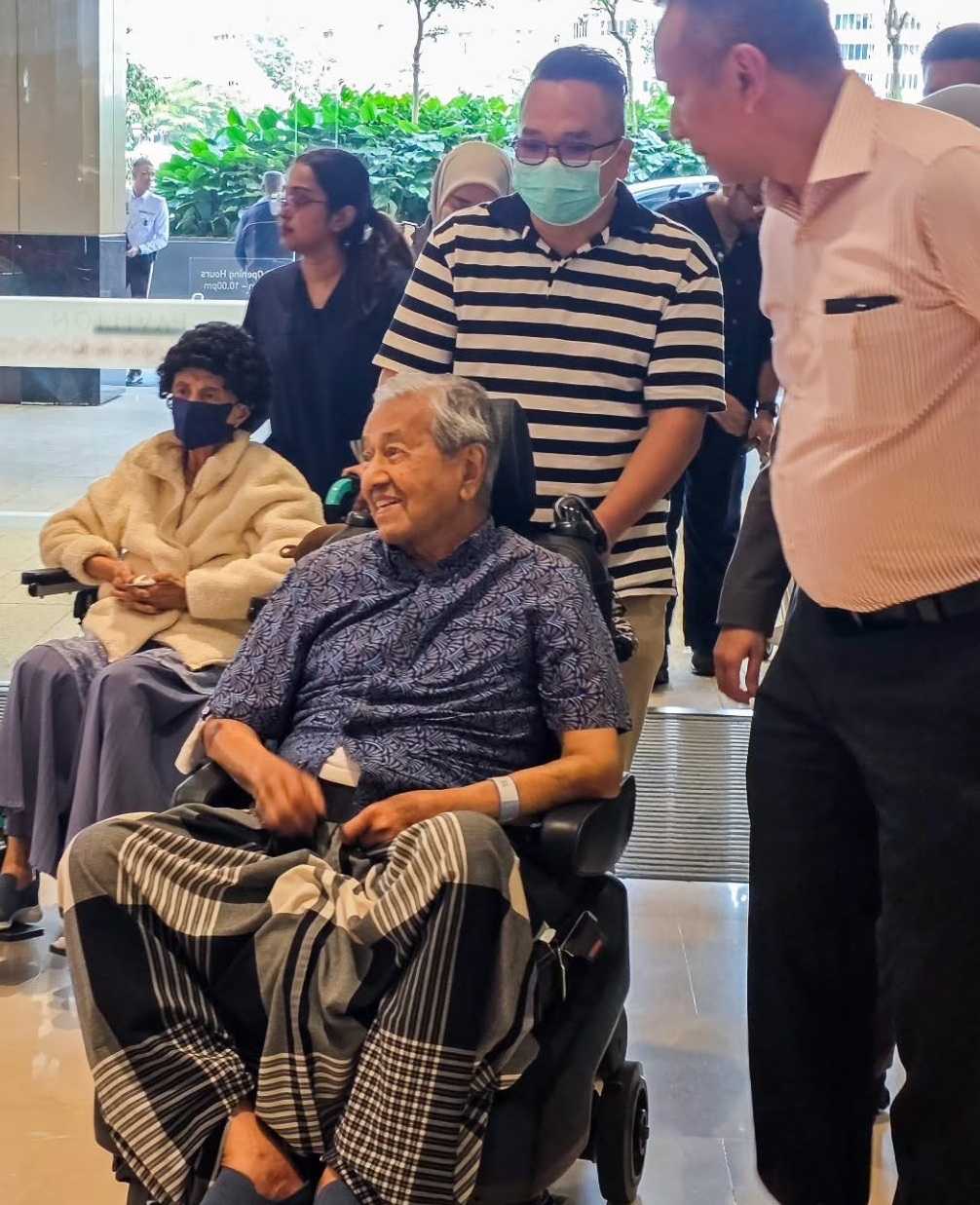 Mahathir_hasmah_wheelchair