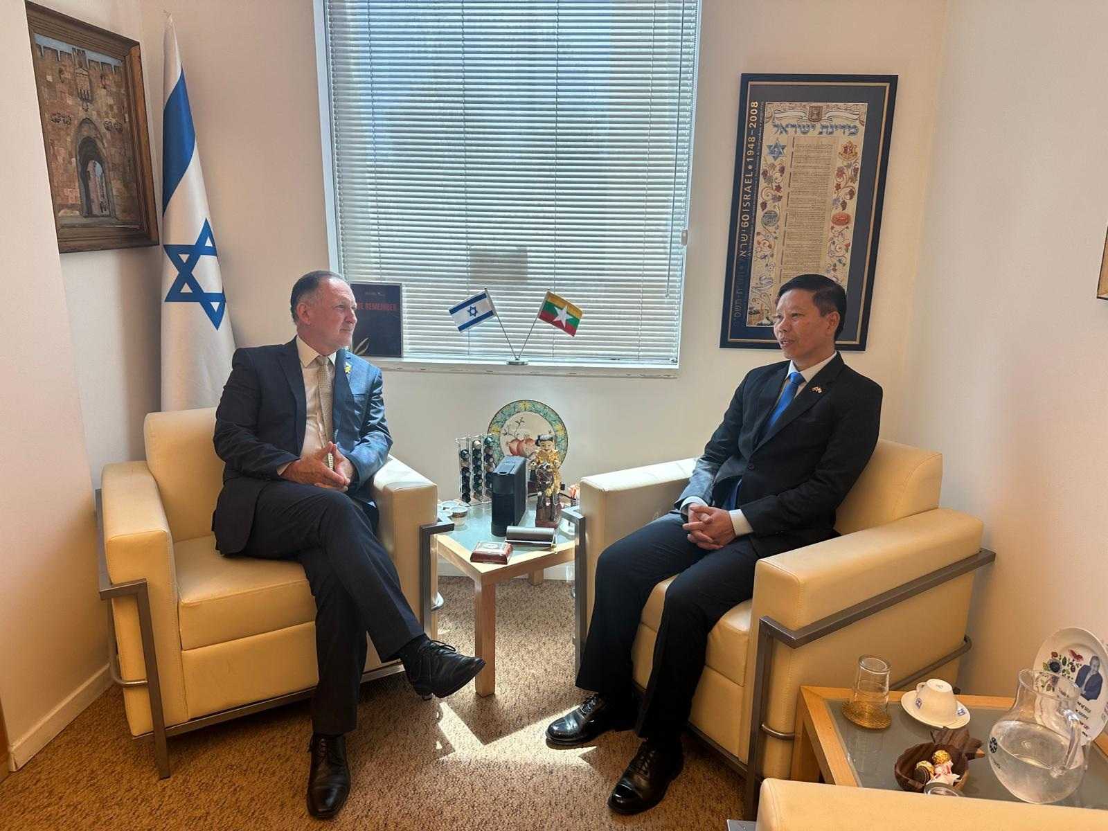 Duta Myanmar ke Israel bertemu seorang pegawai kanan Kementerian Luar Israel pada 2025. Kedua-dua rejim yang berdepan kecaman antarabangsa menjalinkan kerjasama dalam banyak lapangan.