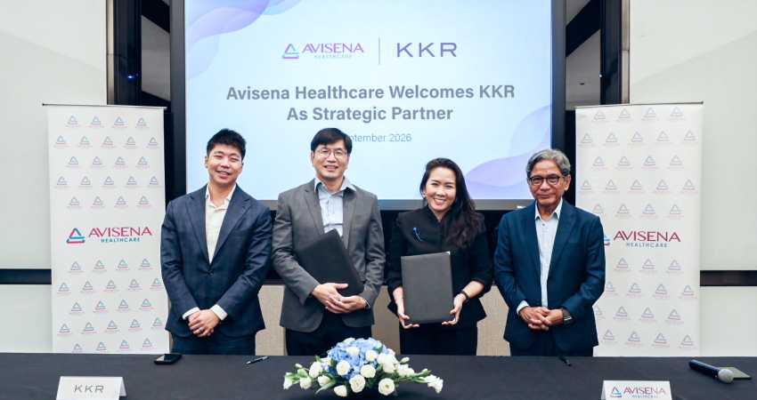 Chin Yu Oh dan Lim Soon Jin (pertama dan kedua dari kiri), mewakili KKR, bersama Ketua Pegawai Eksekutif Avisena Healthcare, Elina Nadia Omar dan Pengerusi Dr Omar Abd Hamid, semasa majlis menandatangani perjanjian pada 4 September 2026 bagi mengumumkan KKR sebagai rakan strategik.
