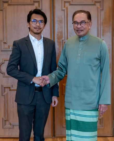 Kamil Munim (kiri), setiausaha politik Anwar Ibrahim.