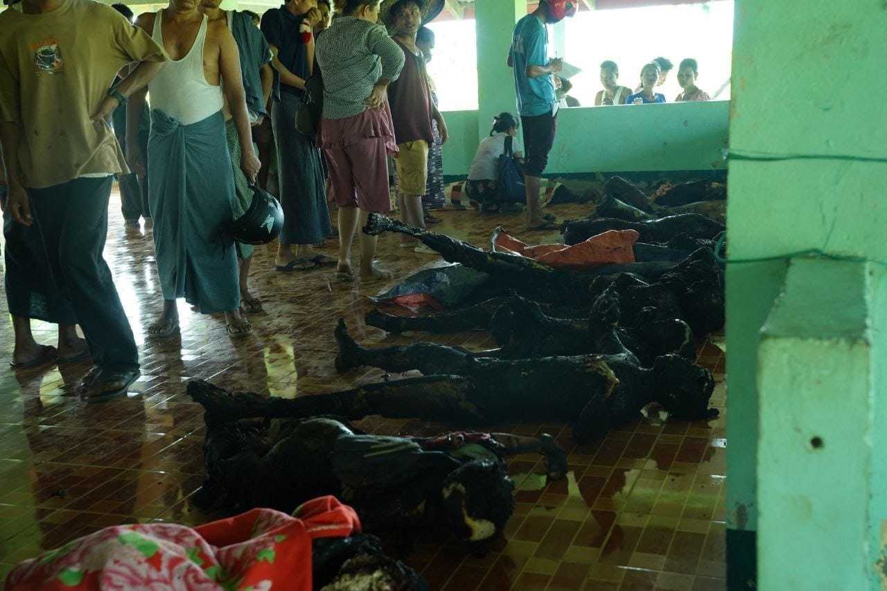 Mayat orang awam yang rentung akibat serangan udara junta Myanmar ke atas sebuah pasar sesak di Kyauktaw, berhampiran Negeri Rakhine, pada 28 September 2026.
